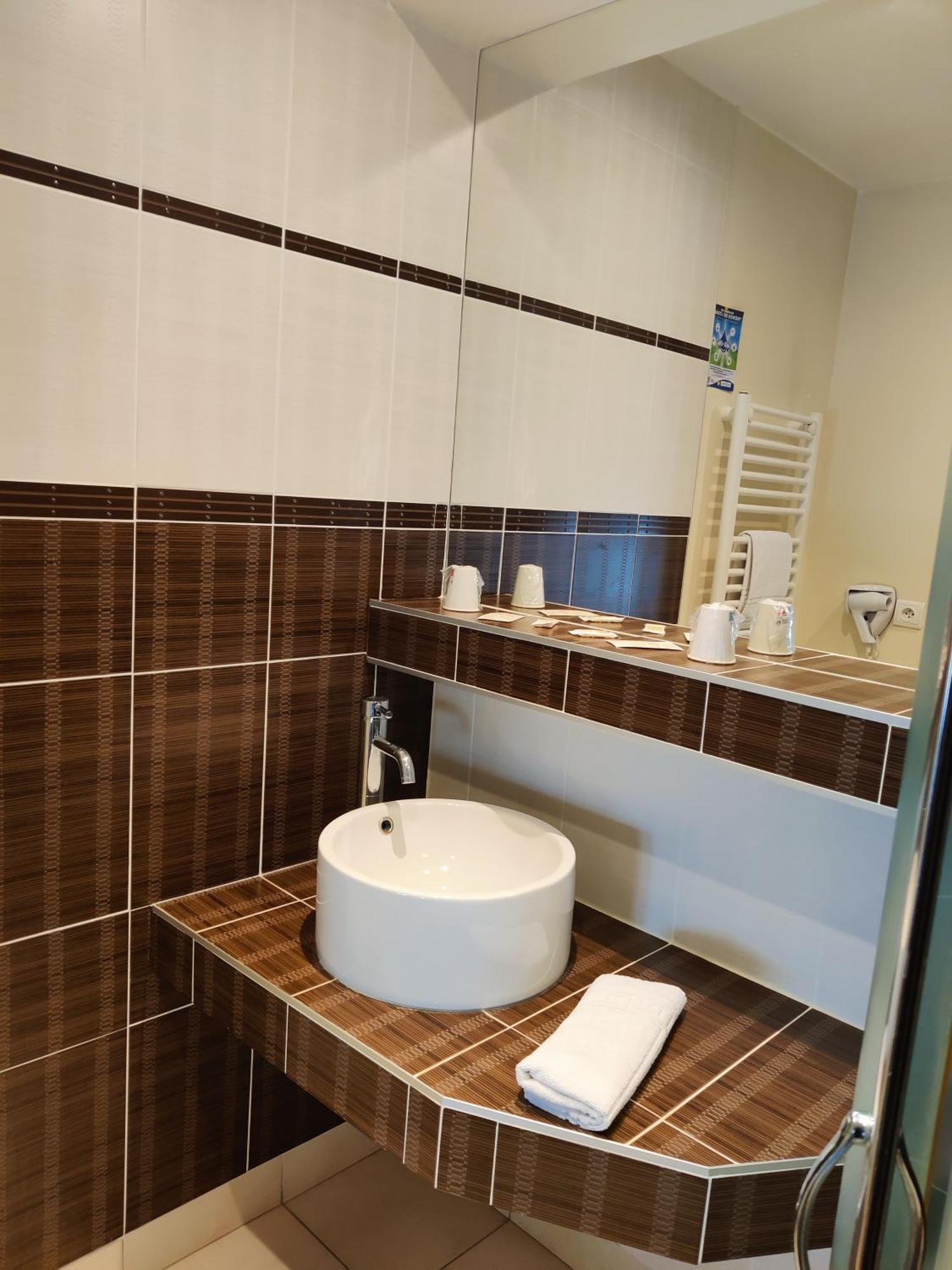 Hotel Saint - Pierre ヴィルデュ・レ・ポエル エクステリア 写真